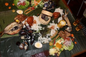 kamayan style dining., kamayan eating 