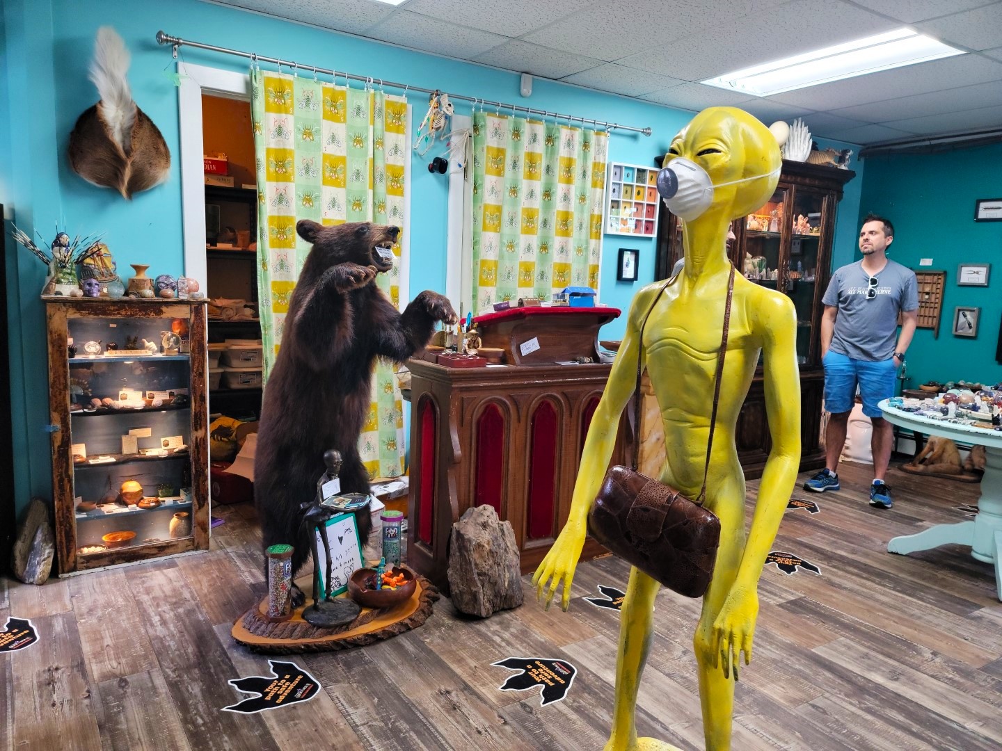 yellow alien with mask at odditorium 