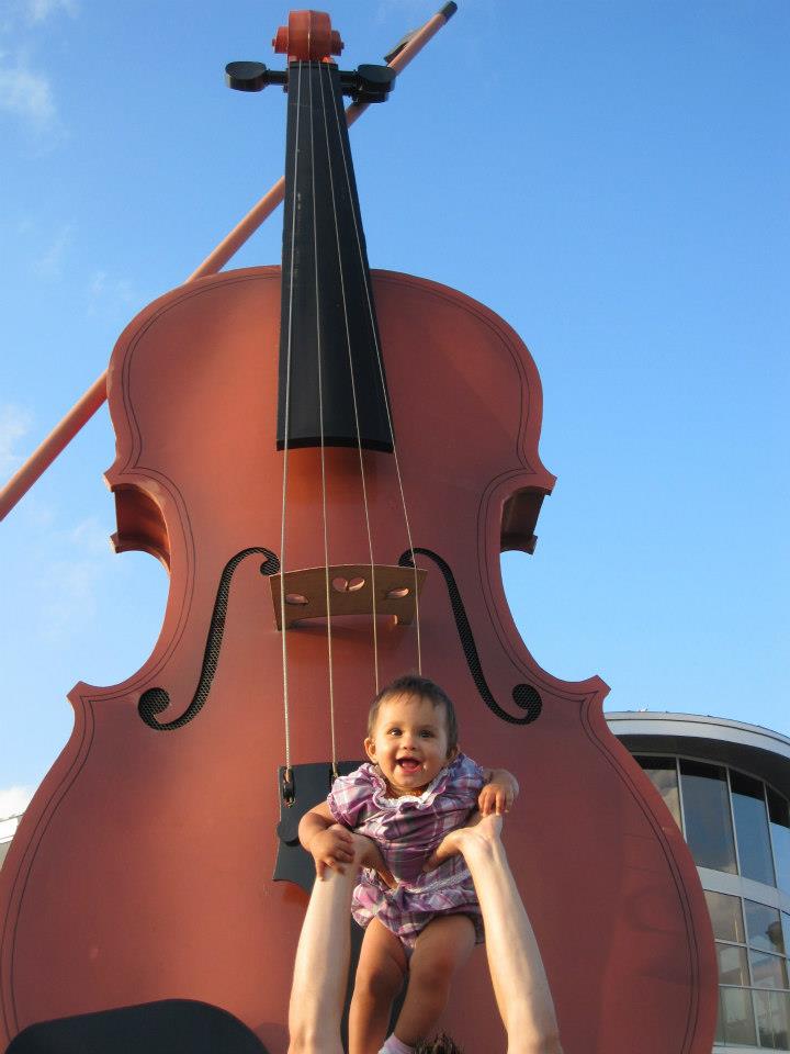 child next to Sydney fiddle