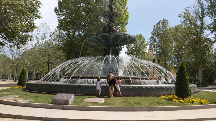 fountain spain with kids