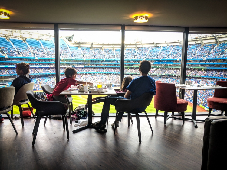 where to watch the blue jays game with kids. Sportsnet grill review