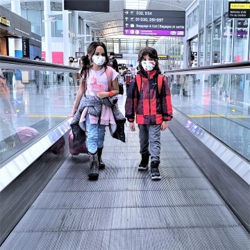 kids at airport during covid 