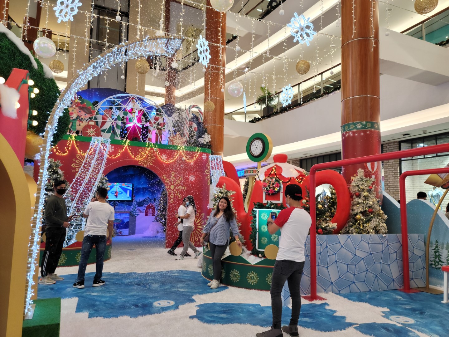 Malls in dubai decked out for Christmas