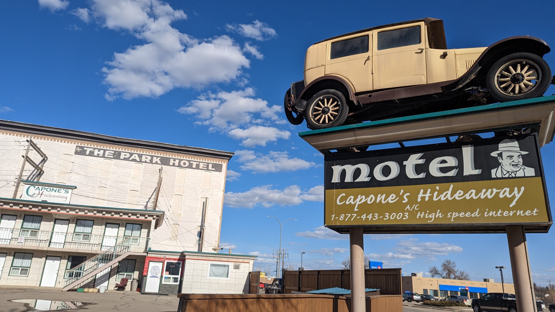 alcapone motel sign