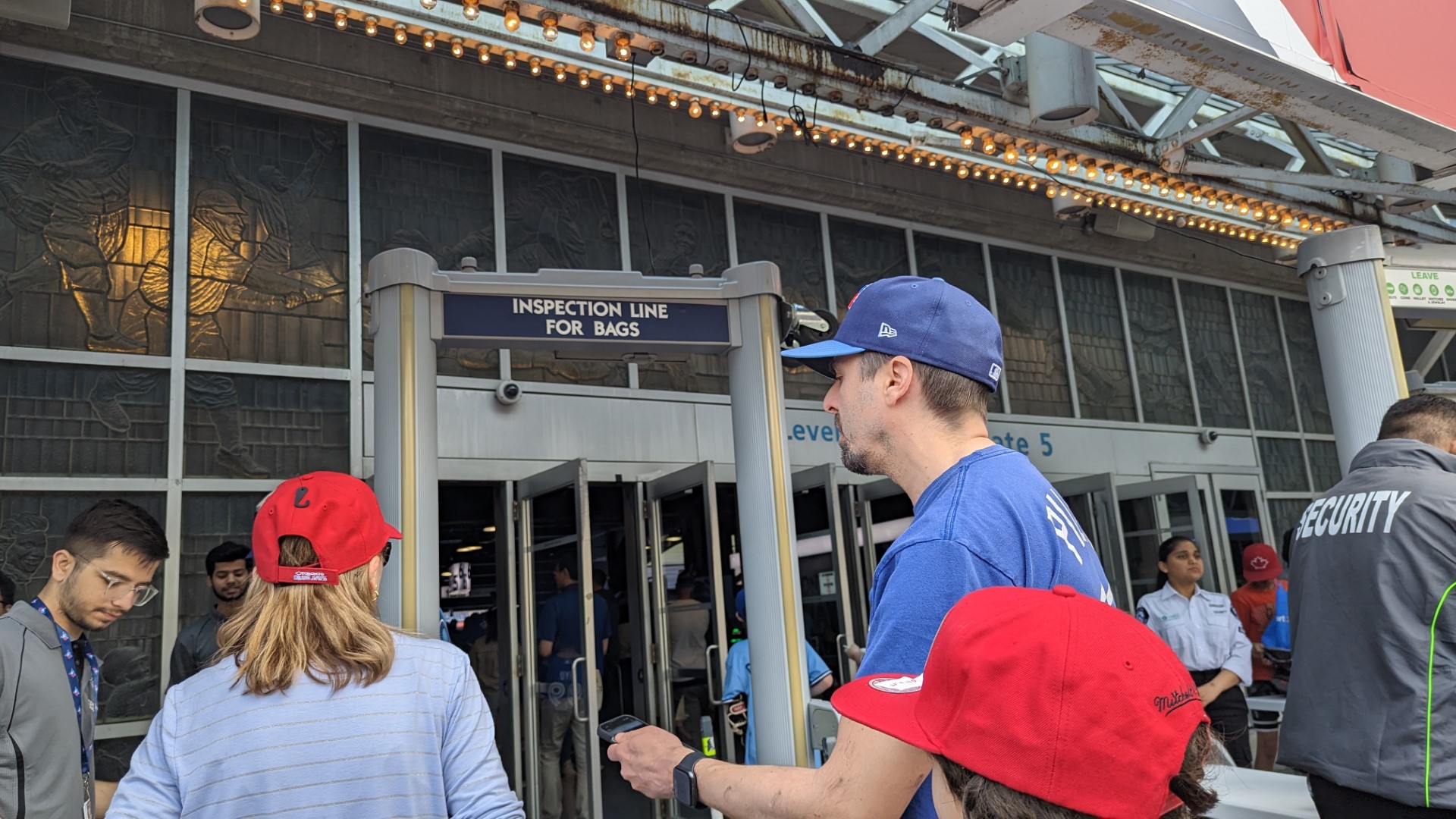 Tips for an Afternoon at the Blue Jays Game with Kids : Parenting To Go