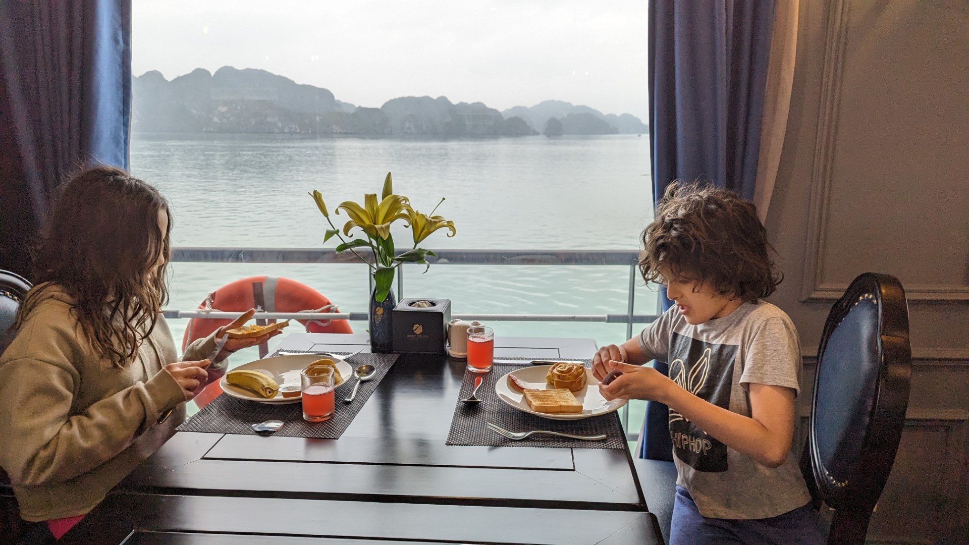 kids having dinner on rosy cruise vietnam