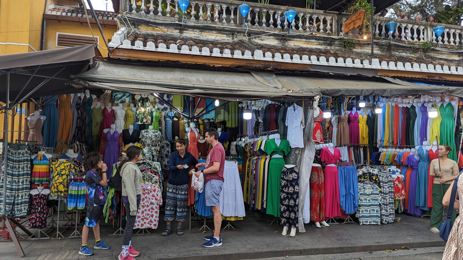 PEOPLE SHOPPING IN HOI AN