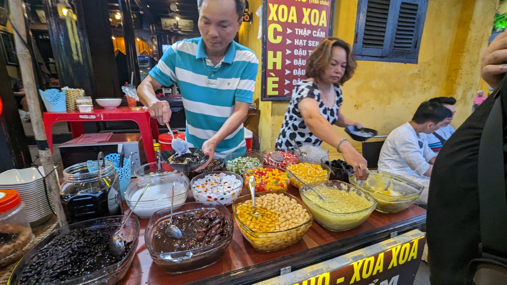 street vendors in hoi an