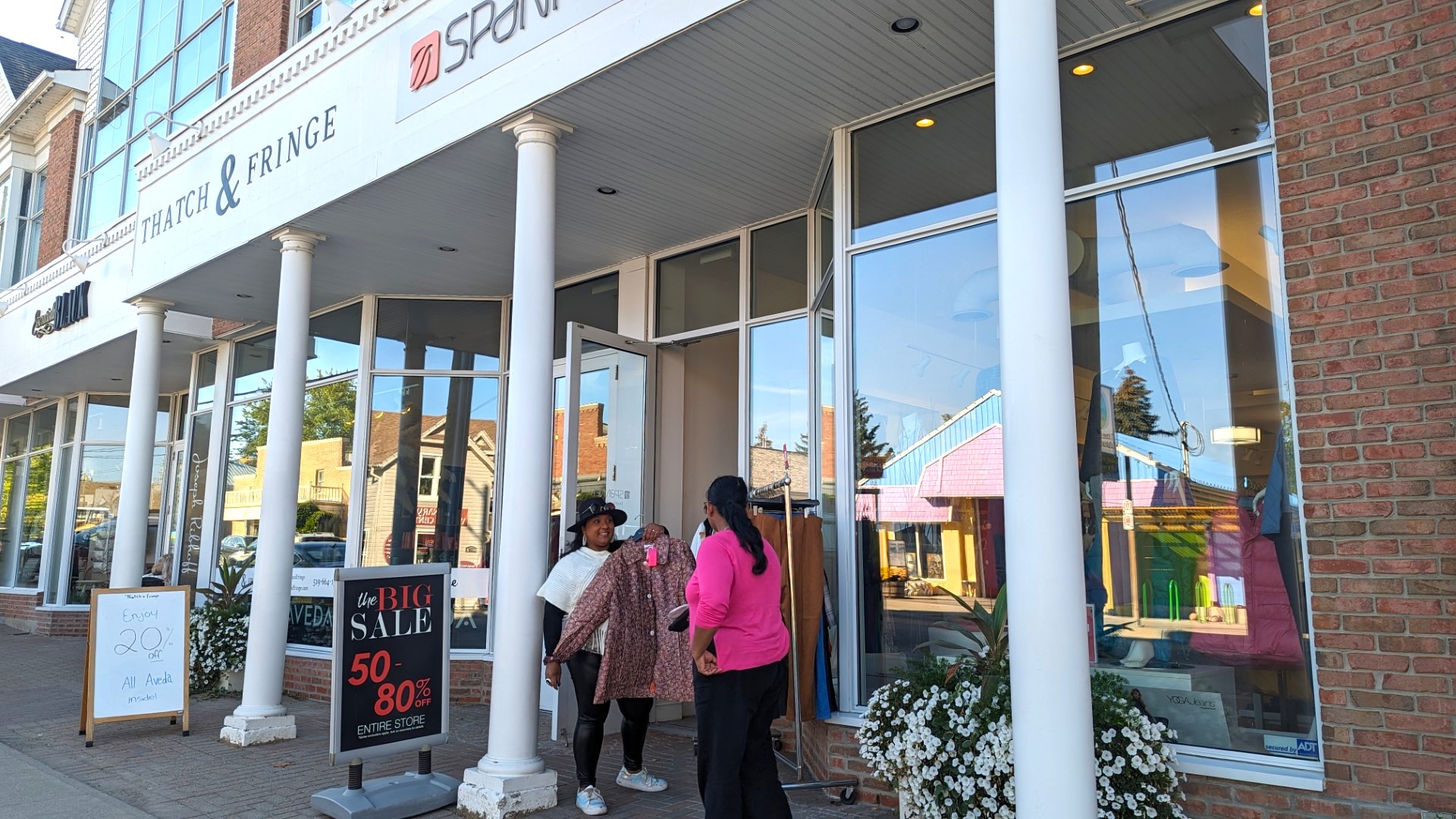 girls shopping in St. Jacobs