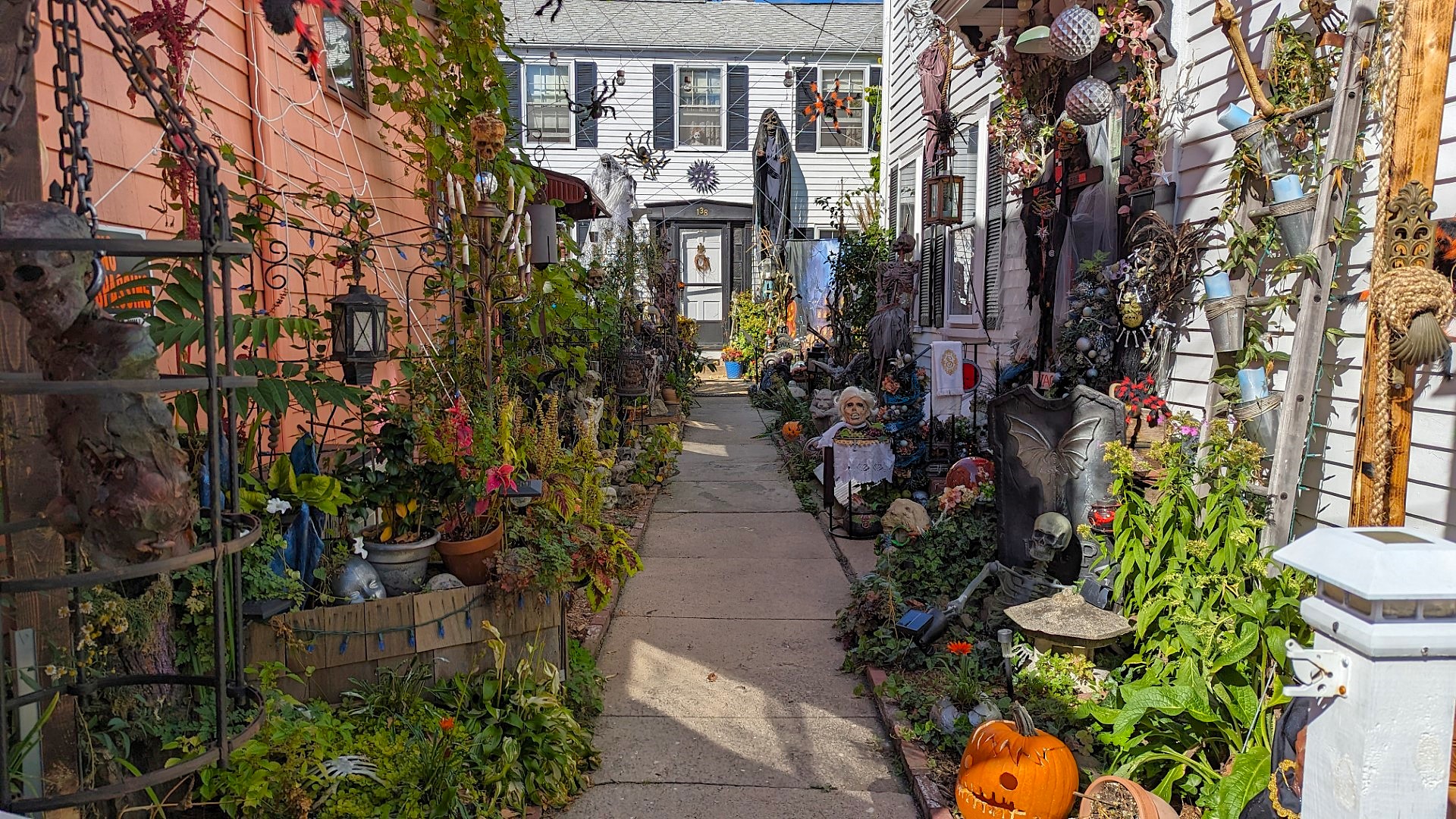 October decorations in Salem