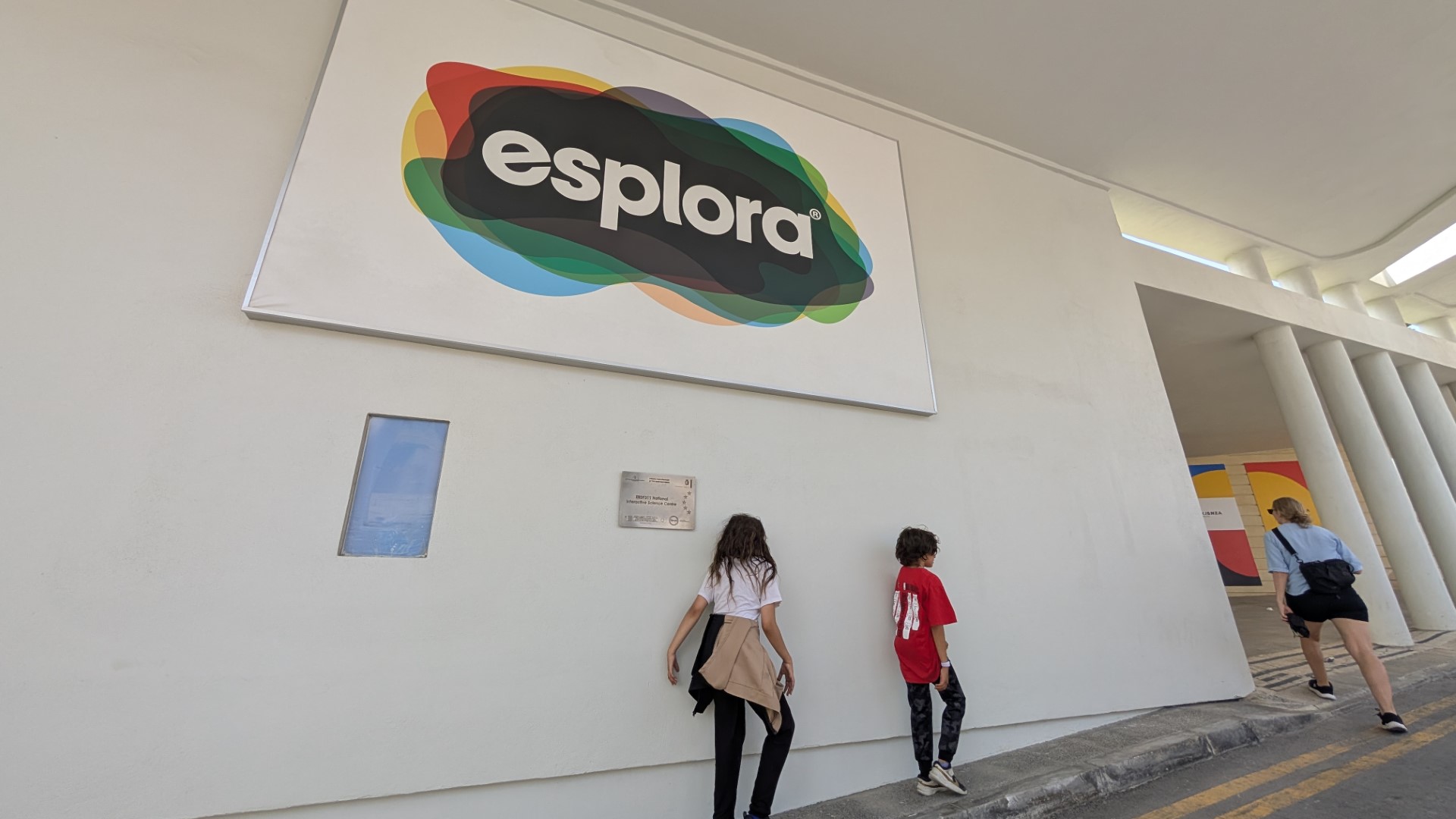 kids walking into Esplora