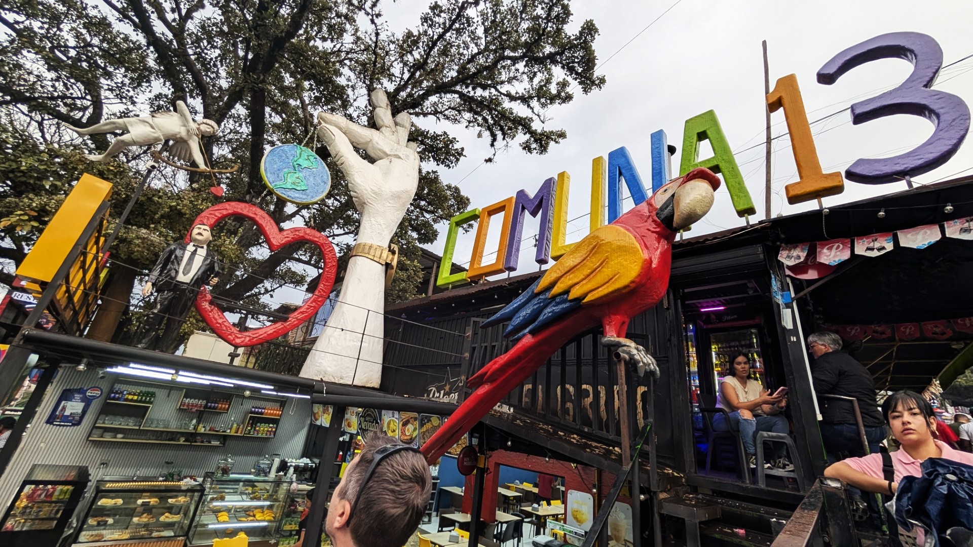 Comuna 13 sign