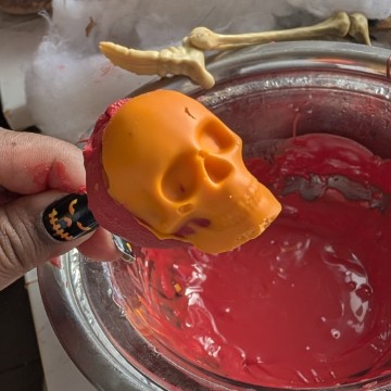 Skull Strawberries — Easy Chocolate Covered Halloween Dessert