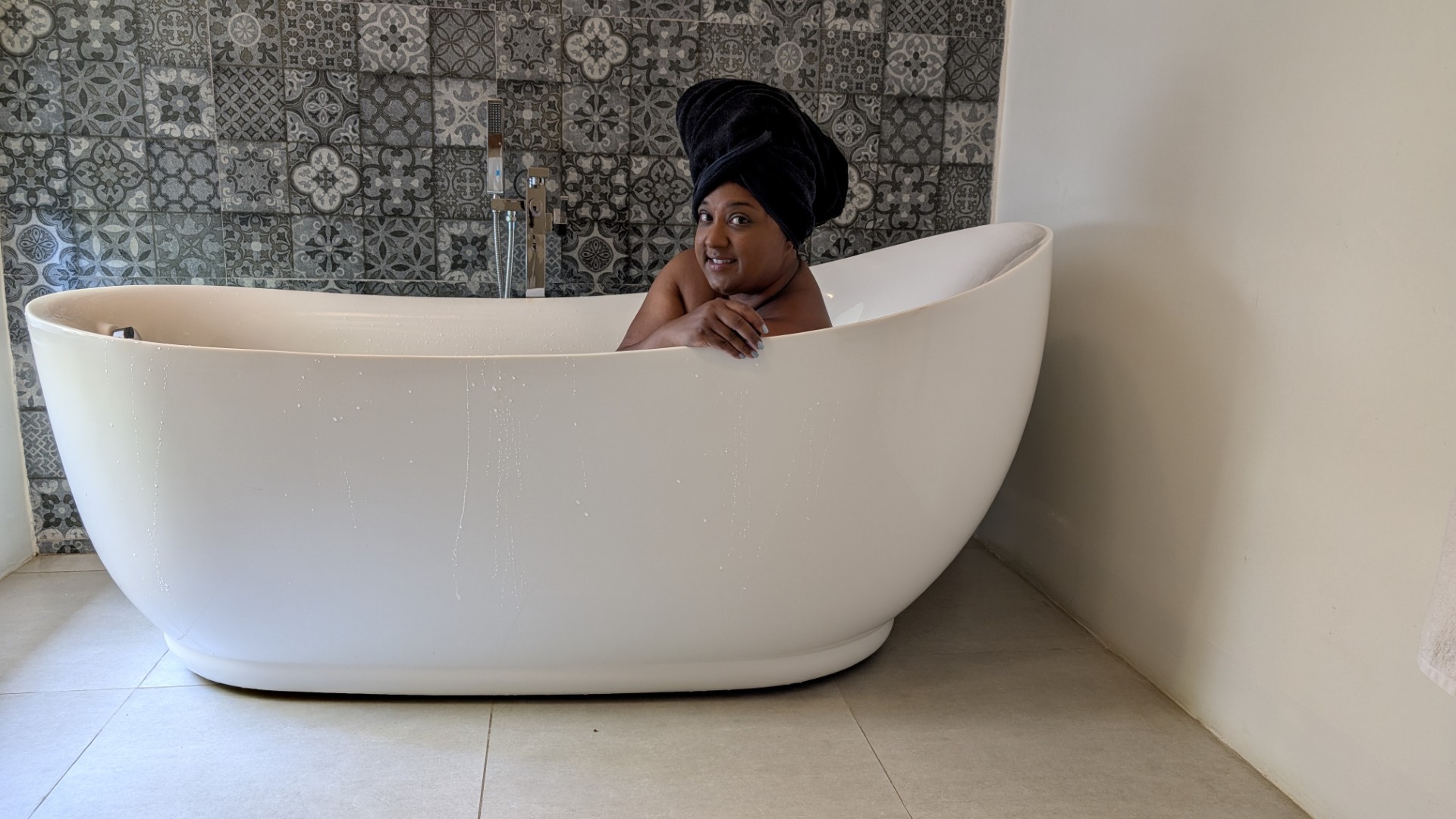 Yashy in tub at Good story villa Ahangama