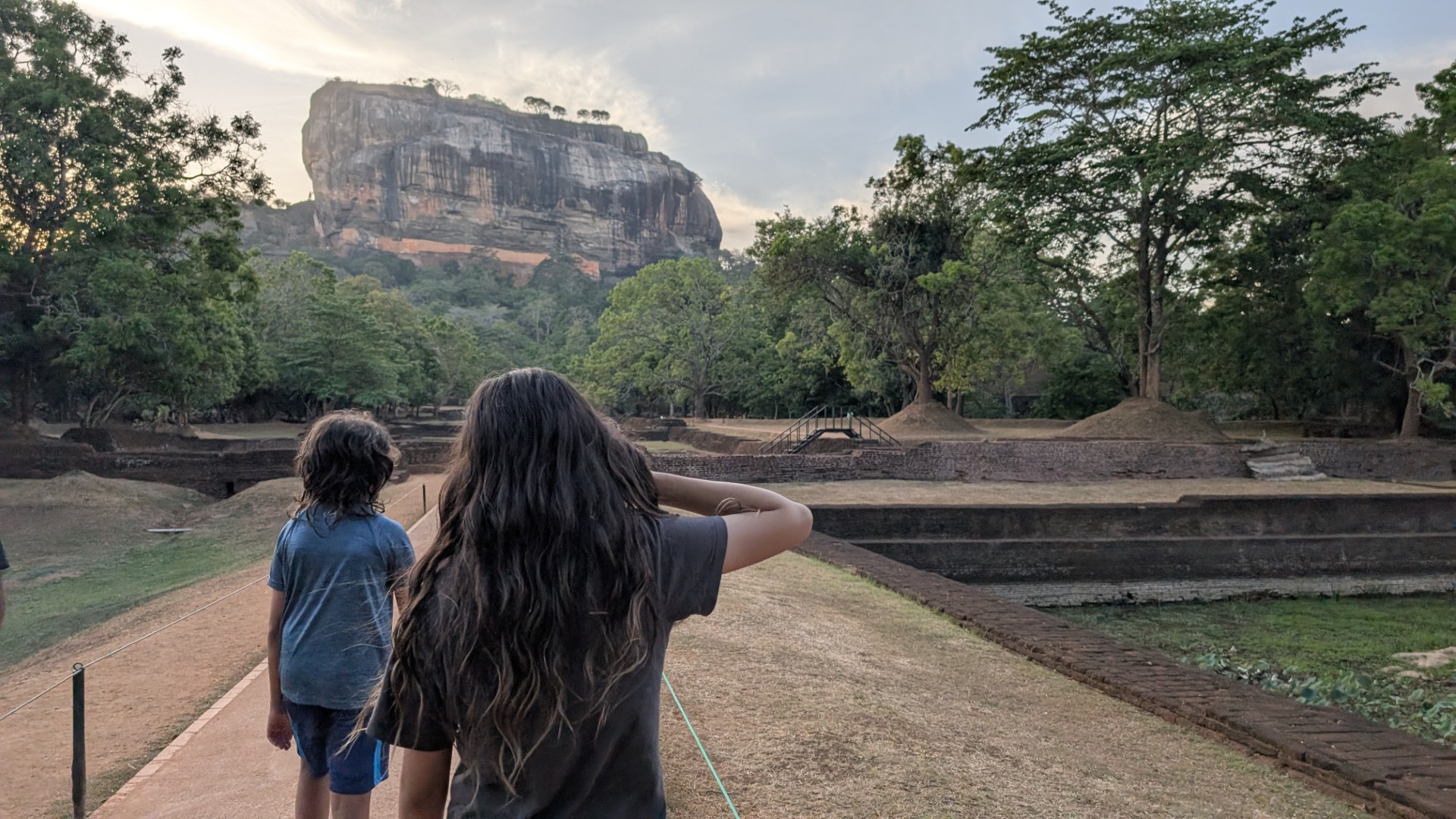 kids walking to Sigiriya