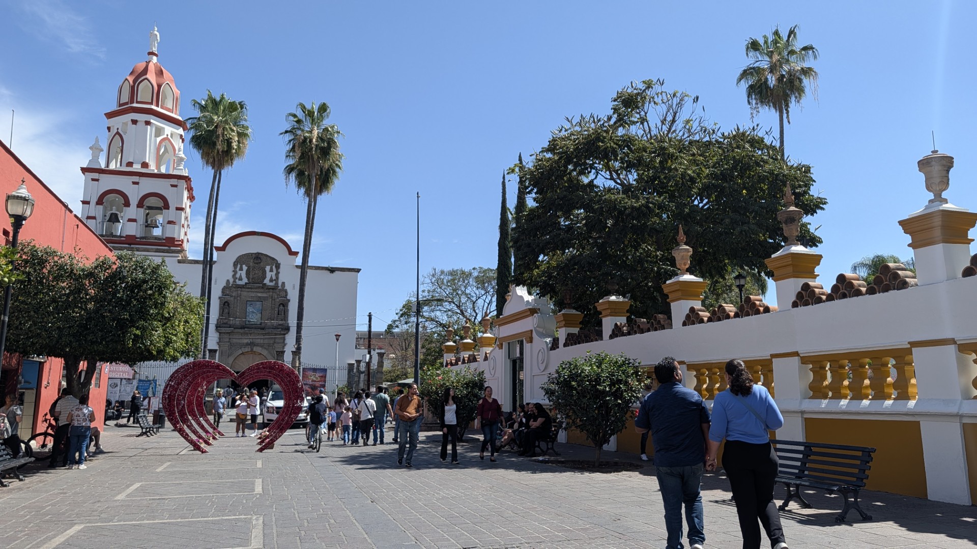 Tlaquepaque streets sunday